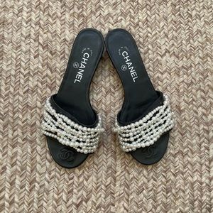 Chanel black Pearl slides size 7